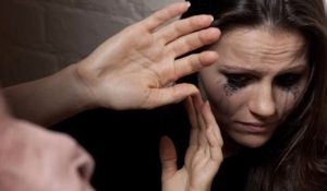 Mujer llorando representando la violencia de género