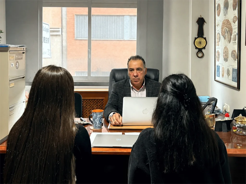 Antonio Luis Maldonado Cervera atendiendo consulta presencial en Granada