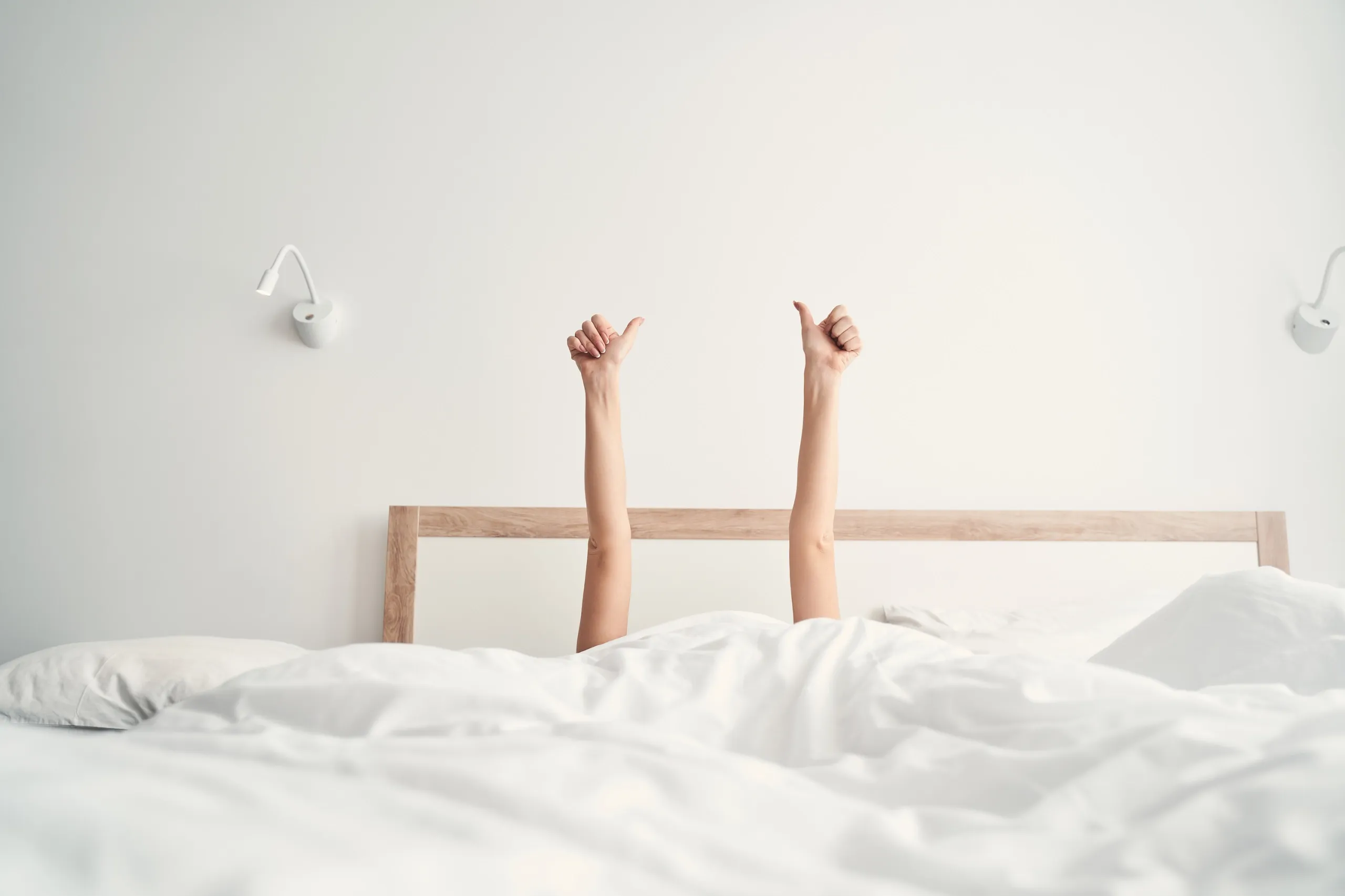 Pareja en la cama pulgares en alto satisfechas con resultados de terapia sexual