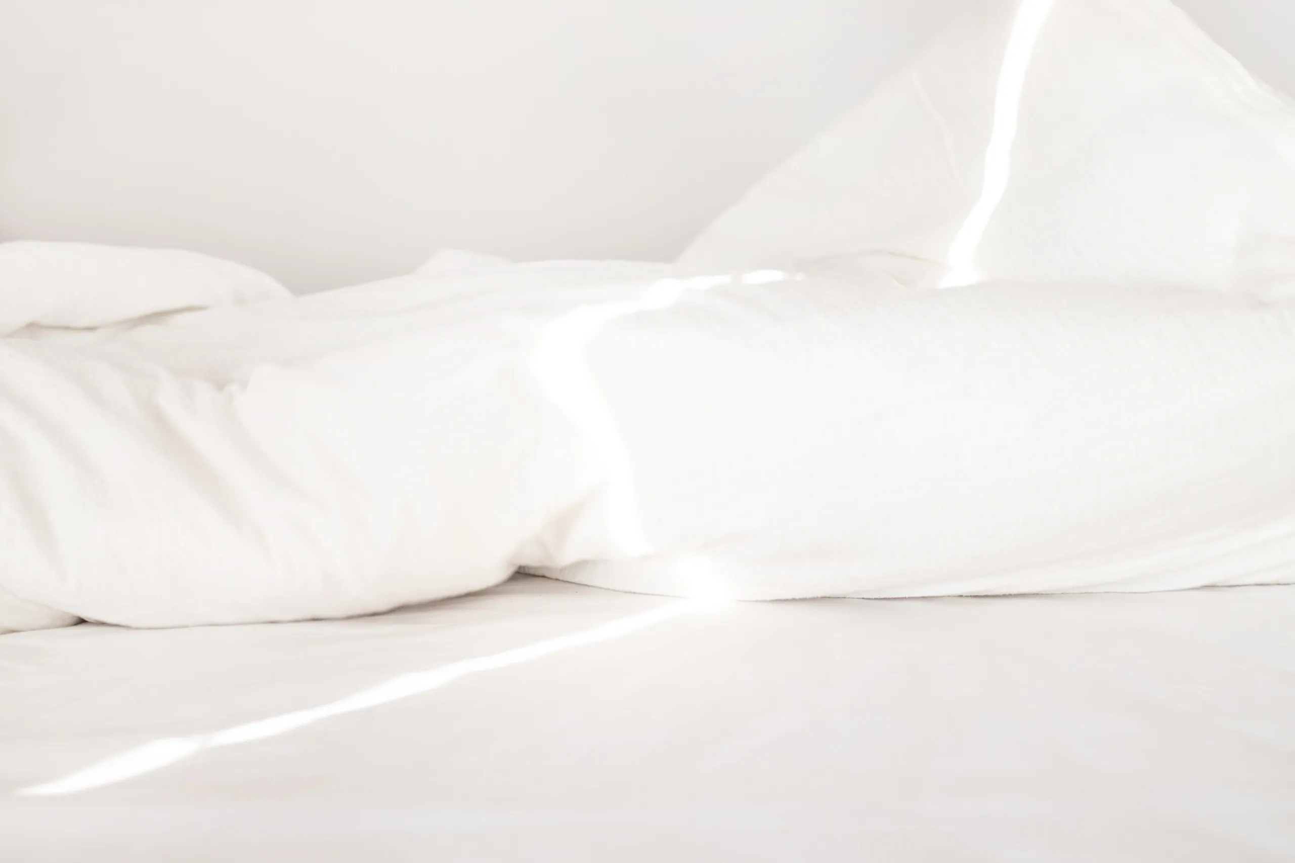 Cama deshecha al amanecer después de una noche de sueño continuo