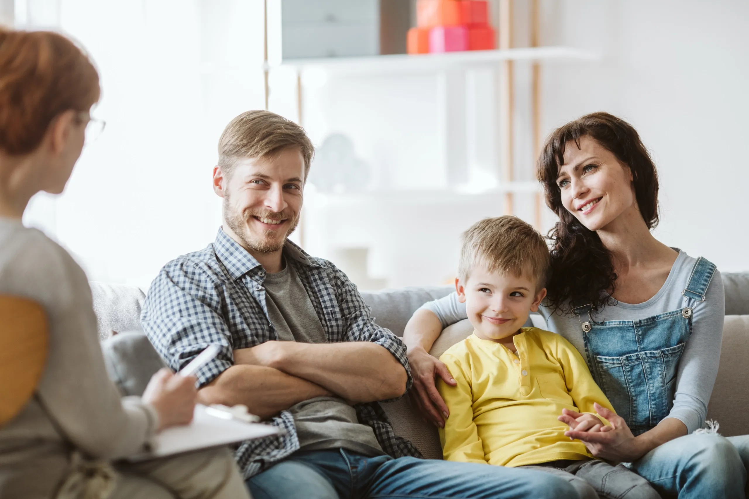 Familia acudiendo a terapia familiar en Granada