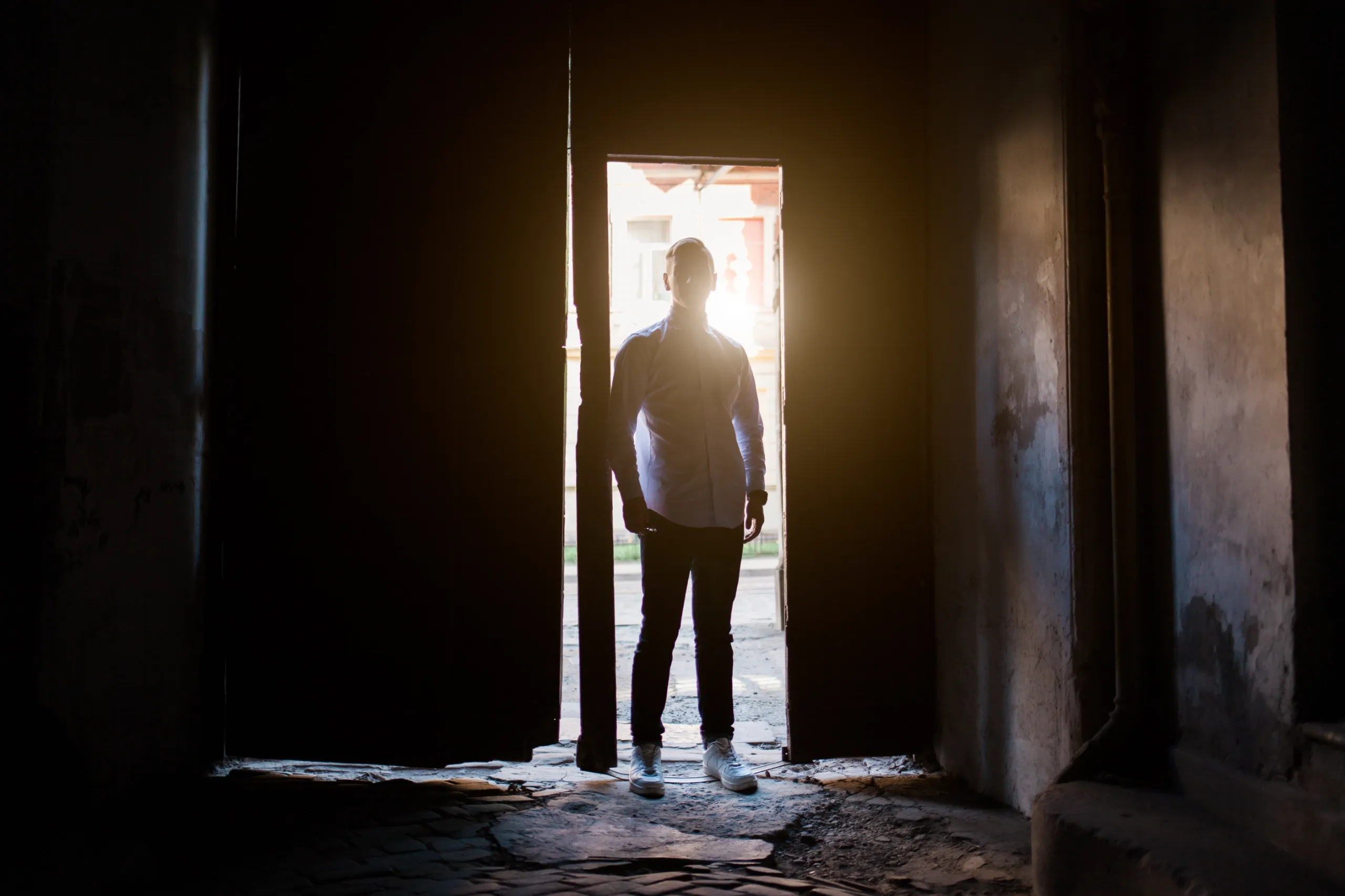 Persona que necesita tratamiento psicológico para la agorafobia para poder salir de casa