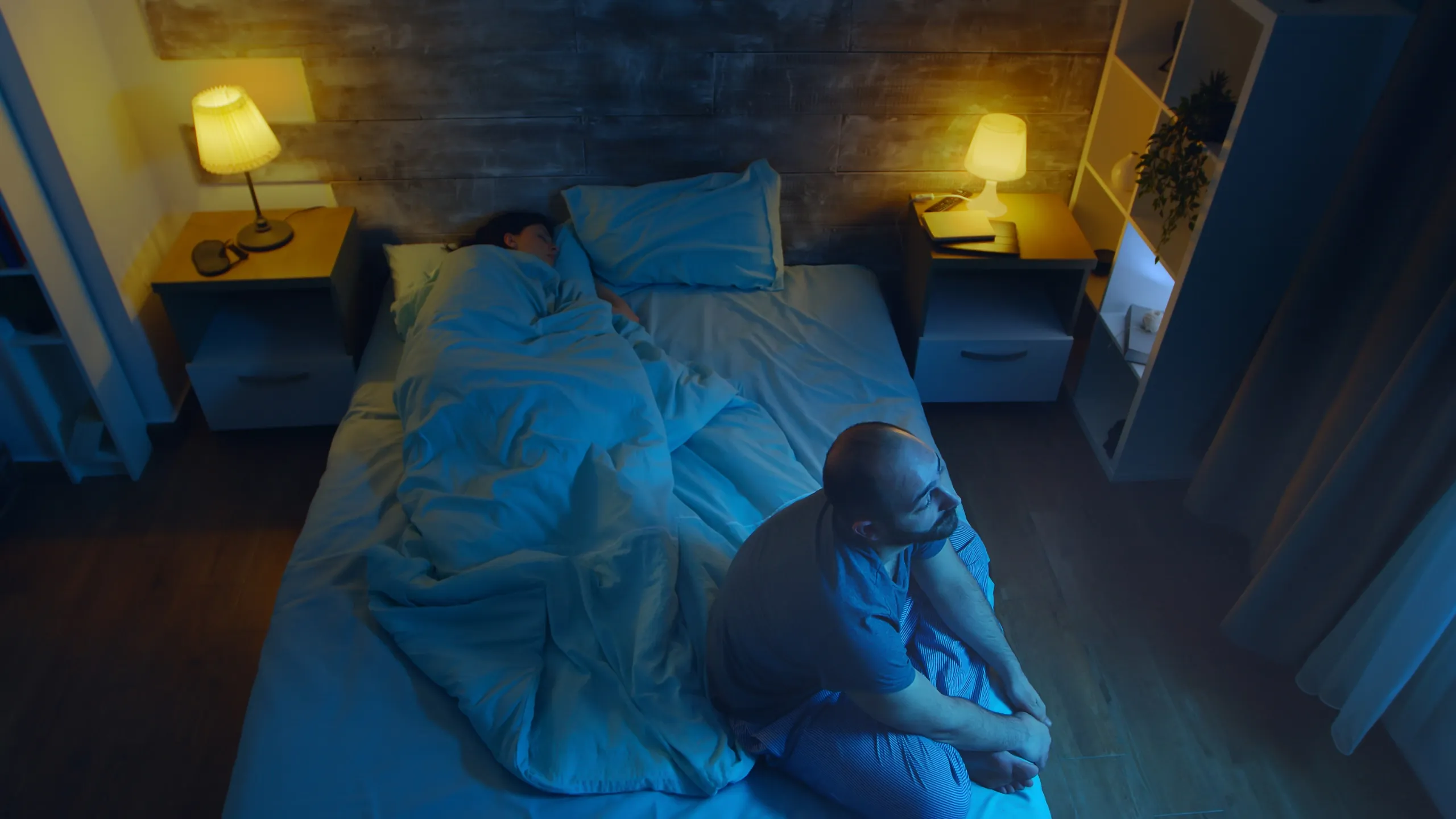 Hombre despierto toda la noche antes de solicitar tratamiento para el insomnio con psicólogo en Granada