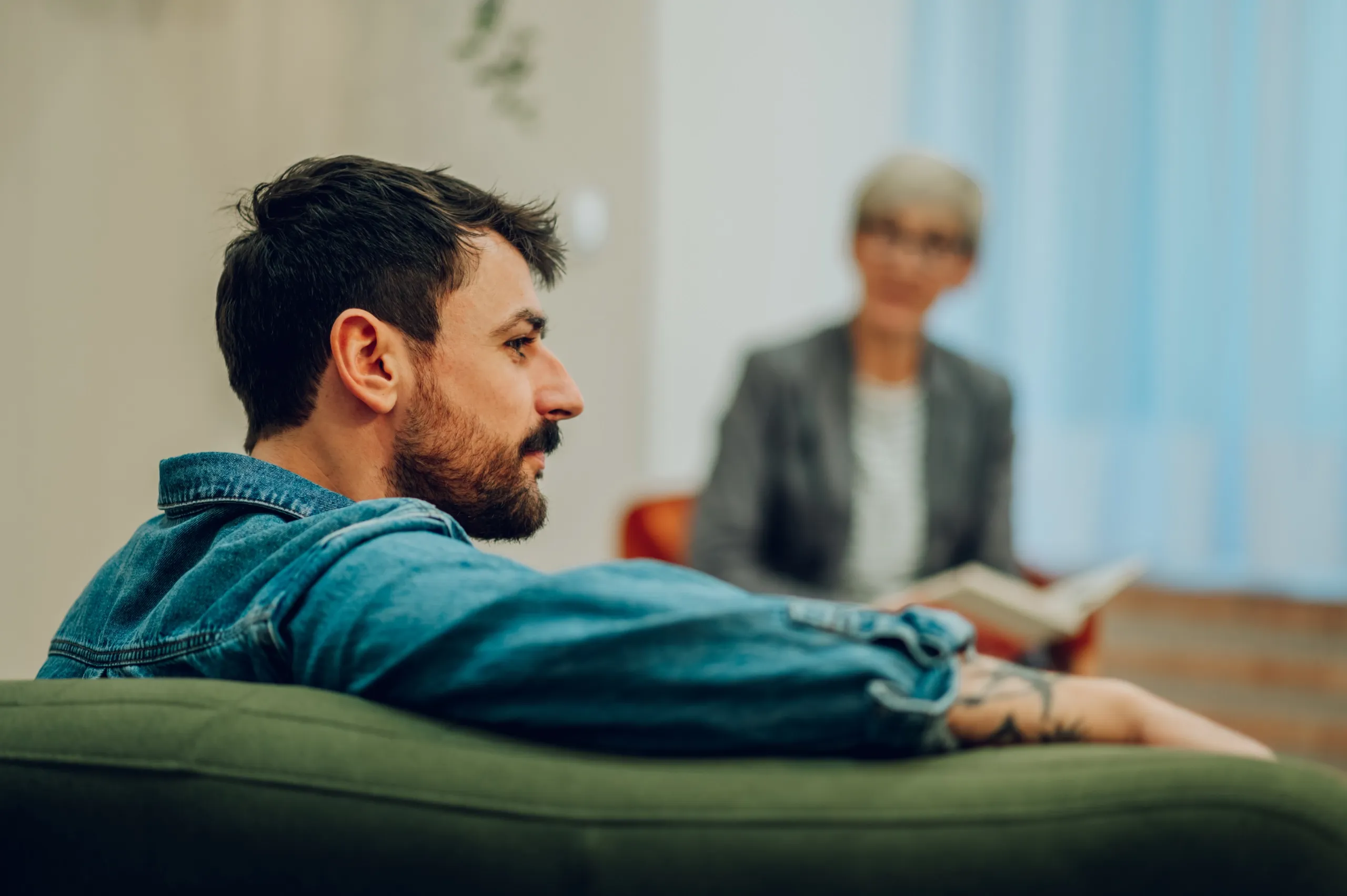 Hombre conversa con su psicóloga durante el tratamiento del trastorno bipolar