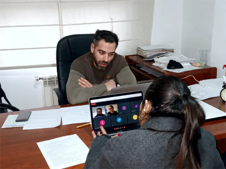 Jorge Jiménez Santiago, psicólogo atendiendo consulta online