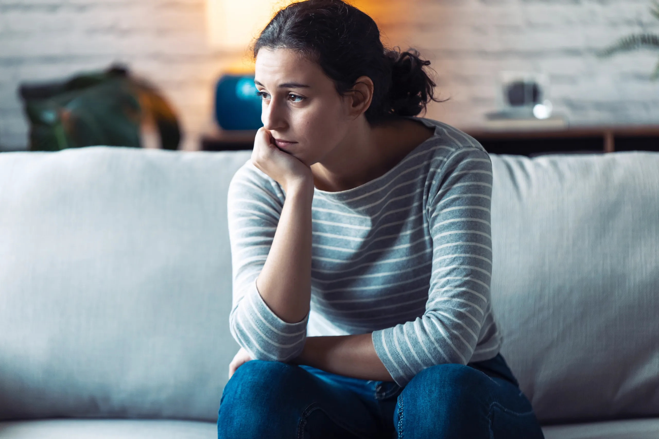 Persona deprimida pensativa en consulta psicólogo
