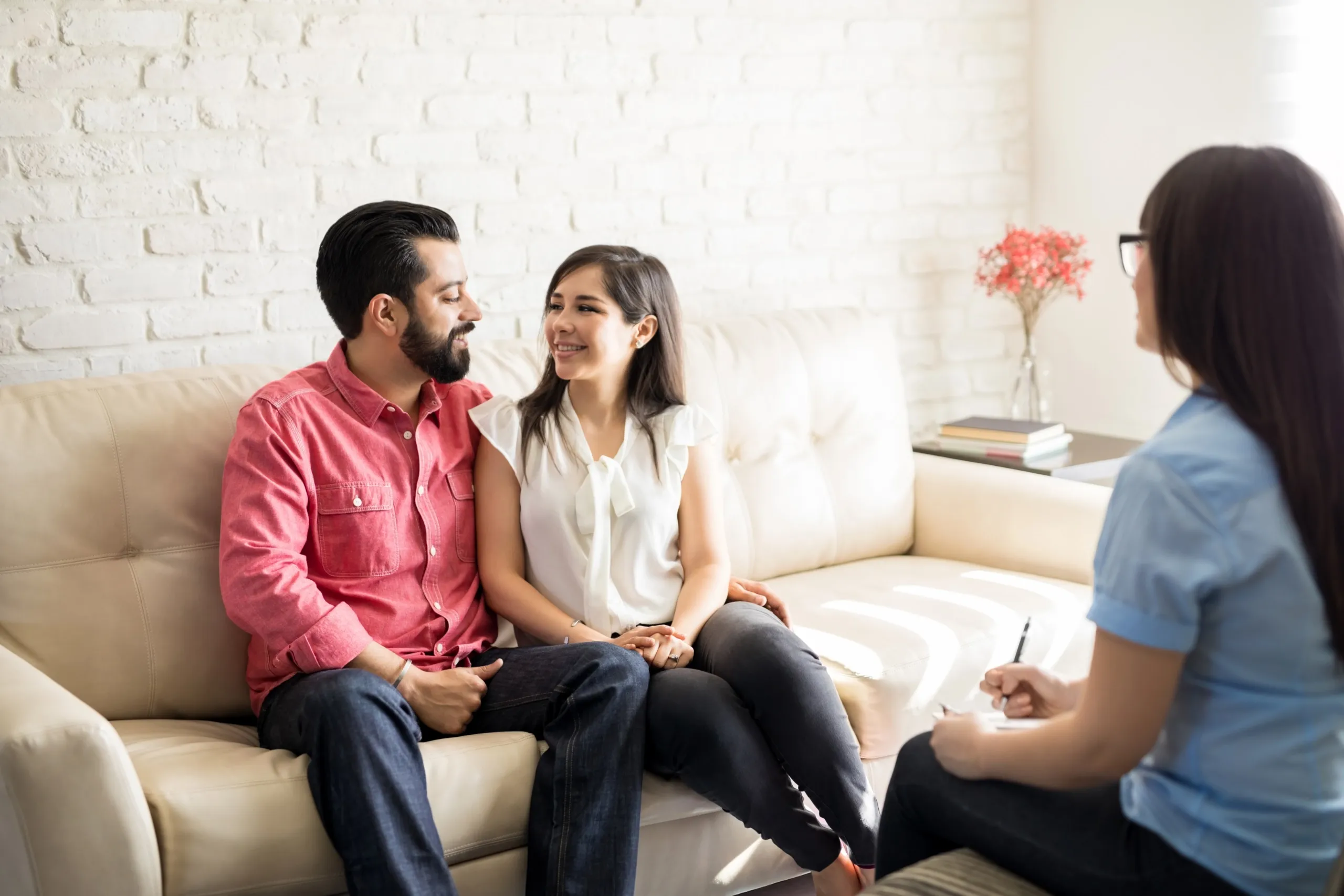 Pareja comenta los resultados positivos de la sesión presencial de terapia de pareja con su psicóloga en Granada