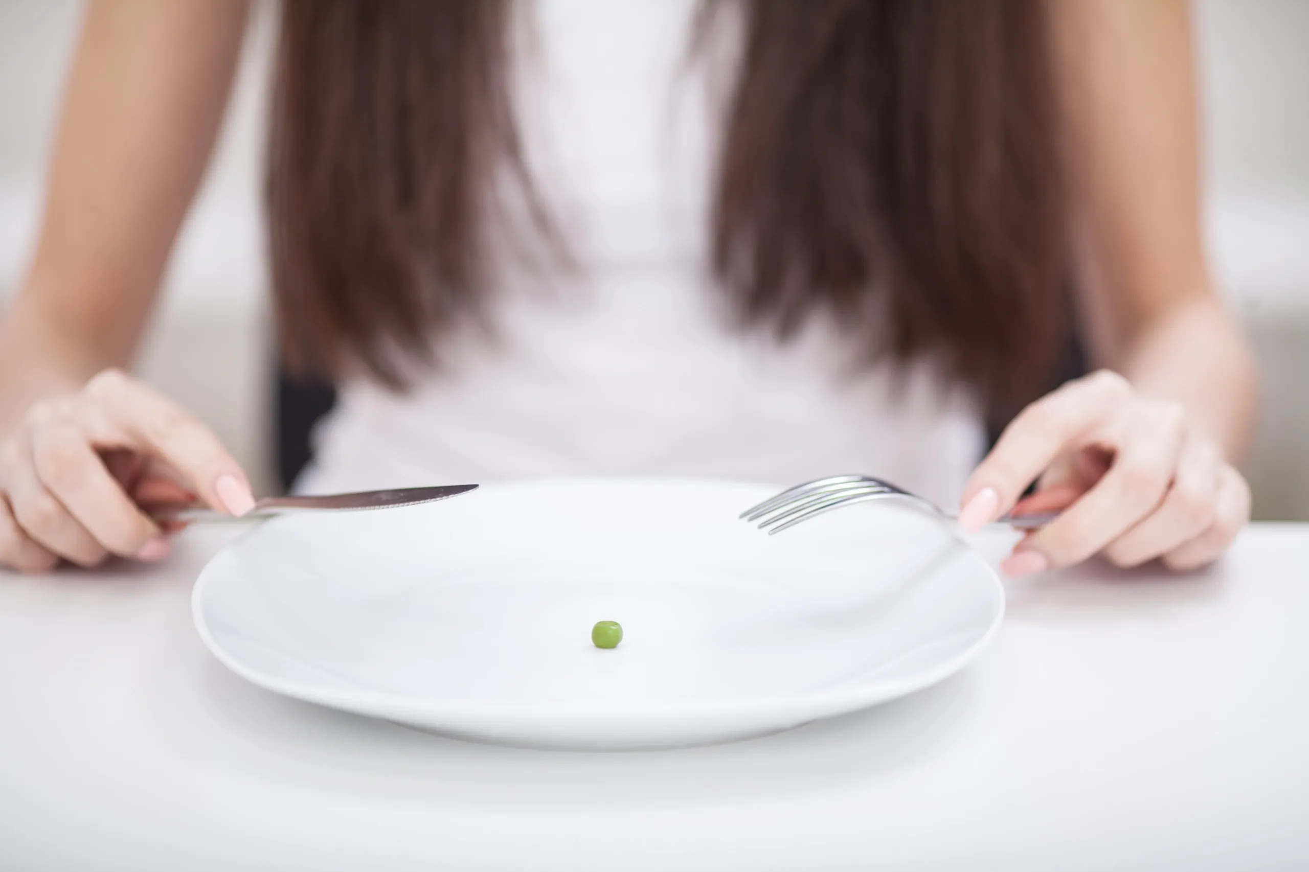 Representación de persona con trastorno alimentario a la que podemos ofrecer tratamiento psicológico en Granada