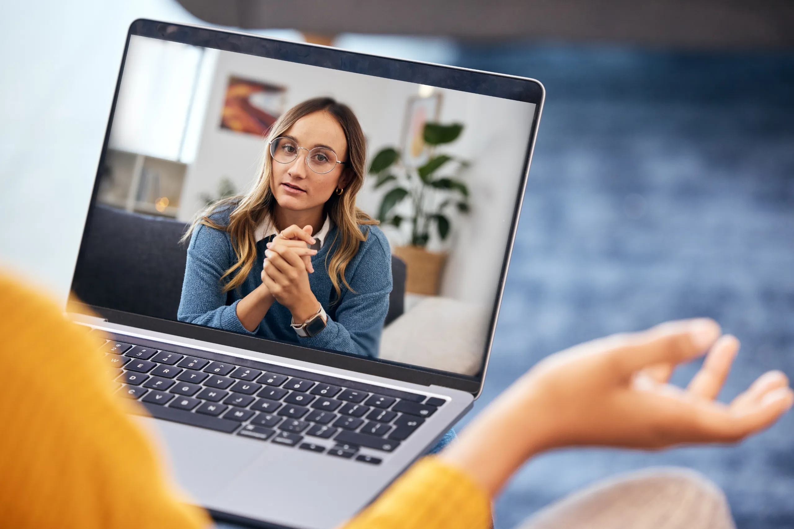 Dos mujeres, una psicóloga y una persona que acude a consulta, realizan videollamada para continuar su terapia online