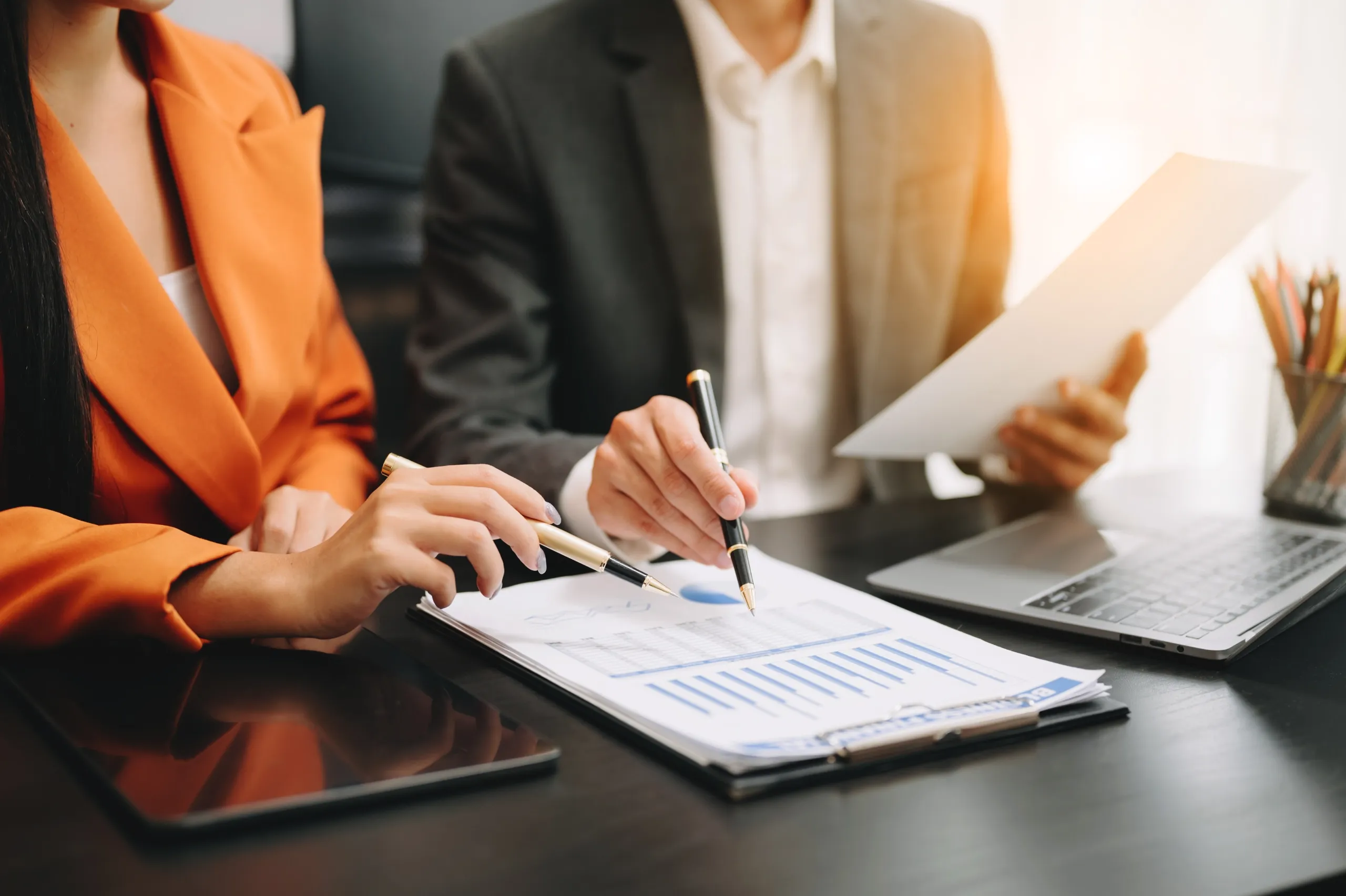 Personas discutiendo sobre los resultados de test antes de elaborar informe pericial