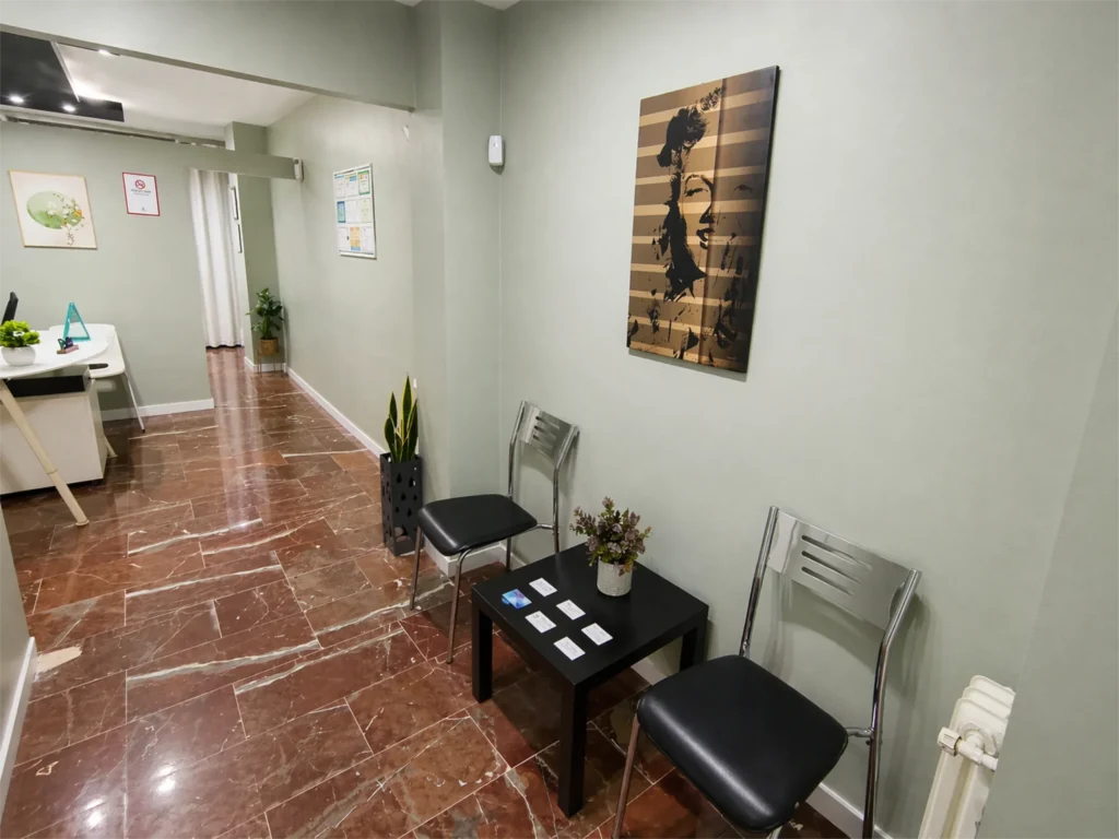 Acceso a la recepción del Centro de Psicología Alborán en Granada