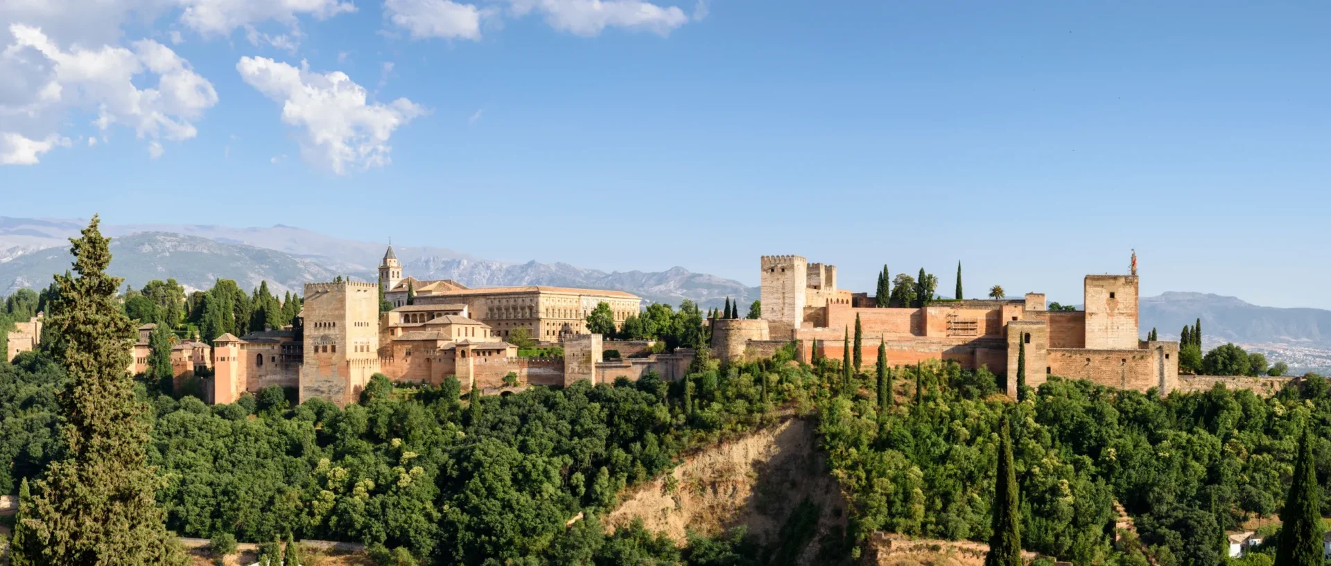 Vista lejana de la Alhambra de Granada, ciudad donde se encuentra el centro de Psicología Alborán.jpg