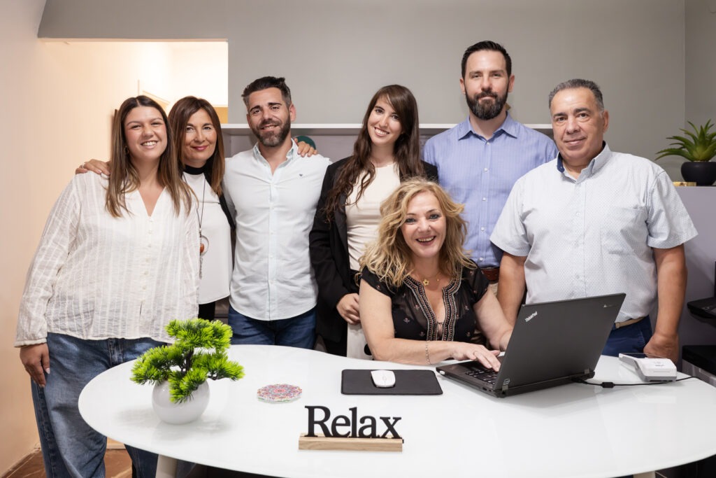 Equipo de psicólogos de Alborán Psicólogos dando la bienvenida antes de consulta en la recepción del centro de psicología en Granada