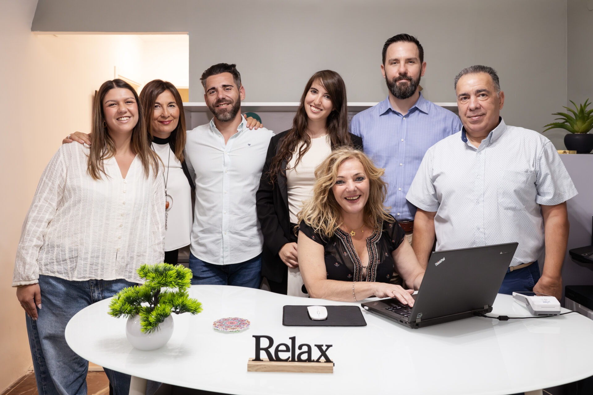 Equipo de psicólogos de Alborán Psicólogos dando la bienvenida antes de consulta en la recepción del centro de psicología en Granada