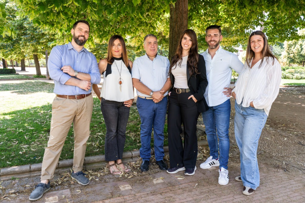 Los psicólogos Antonio Luis Maldonado Cervera, David Ocón López, Jorge Jiménez Santiago, Lydia Mateos Franco, Silivia Ferrer López y Virginia López Rodriguez posan en un parque de Granada después de pasar consulta en el Centro de Psicología Alborán